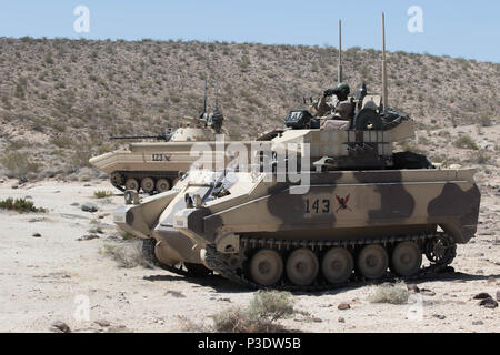 FORT IRWIN, California - Troopers dal xi Armored reggimento di cavalleria mantengono la loro posizione durante la battaglia finale attraverso il corridoio occidentale contro assaltando gli elementi della terza Brigata Team di combattimento, 1° Divisione Corazzate da Fort Bliss, Texas, il 10 giugno 2018. Questa fase di combattimento ha contestato il Bulldog brigata della capacità di guadagno terreno chiave contro un vicino-peer avversario. (U.S. Esercito foto di Sgt. Justin può, PAO, 11TH ACR) Foto Stock