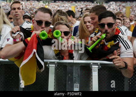 Francoforte, Germania. 17 Giugno, 2018. Il tedesco le ventole soffiano piccole corna. 15.000 tifosi giunti alla Commerzbank Arena di Francoforte, a guardare il Messico ha battuto la Germania per 1 goal a zero nel primo gruppo F di gioco in fase di gruppo del 2018 FIFA Soccer World Cup in Russia a Mosca. Credito: Michael Debets/Pacific Press/Alamy Live News Foto Stock