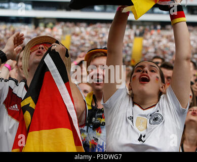 Francoforte, Germania. 17 Giugno, 2018. 15.000 tifosi giunti alla Commerzbank Arena di Francoforte, a guardare il Messico ha battuto la Germania per 1 goal a zero nel primo gruppo F di gioco in fase di gruppo del 2018 FIFA Soccer World Cup in Russia a Mosca. Credito: Michael Debets/Pacific Press/Alamy Live News Foto Stock