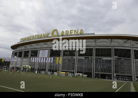 Francoforte, Germania. 17 Giugno, 2018. La Commerzbank Arena, ex Waldstadium (Forrest Stadium), la casa della Bundesliga tedesca club Eintracht di Francoforte ospita il grande pubblico visualizzazione dei Campionati del Mondo di Calcio 2018 in Hessia. 15.000 tifosi giunti alla Commerzbank Arena di Francoforte, a guardare il Messico ha battuto la Germania per 1 goal a zero nel primo gruppo F di gioco in fase di gruppo del 2018 FIFA Soccer World Cup in Russia a Mosca. Credito: Michael Debets/Pacific Press/Alamy Live News Foto Stock