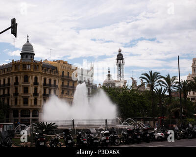 Valencia Piazza Fontana, vista del Turia fontana nella Plaza de la Virgen nel centro della città vecchia di Valencia, Spagna. Foto Stock