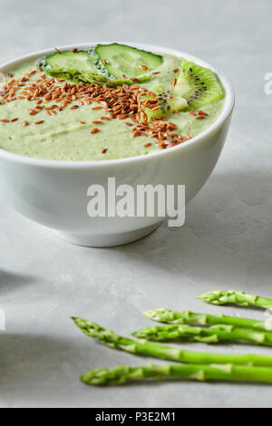 Naturalmente Sani verde spremuta smoothy di verdure su un sfondo di pietra Foto Stock