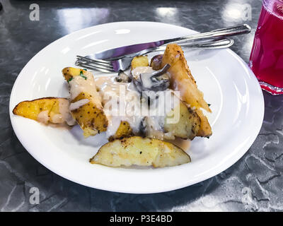 Fette di patate con salsa di funghi, succo di frutta. Foto Studio Foto Stock