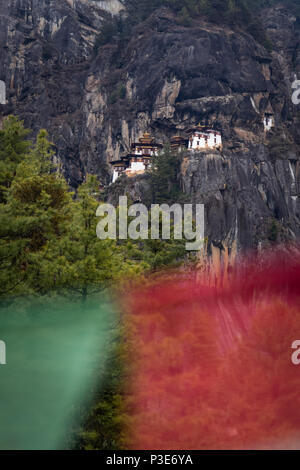 Il Majestic Tiger's Nest monastero appeso sul lato della scogliera di Taktsang Paro Foto Stock