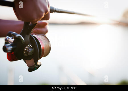 Pesca, hobby e concetto di ricreazione - pescatori Foto Stock