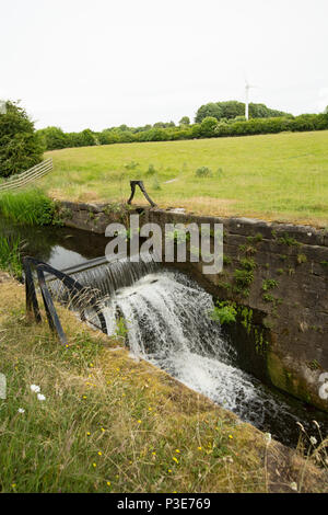 Una sezione del canale di Lancaster e bloccare a Tewitfield serrature della Cumbria/Lancashire confine. Ci sono una serie di blocchi che qui non sono più di noi Foto Stock