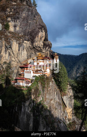 Il Majestic Tiger's Nest monastero appeso sul lato della scogliera di Taktsang Paro Foto Stock