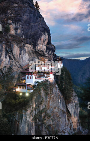 Il Majestic Tiger's Nest monastero appeso sul lato della scogliera di Taktsang Paro Foto Stock