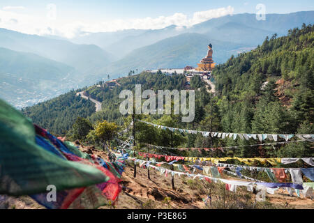 169 piedi di altezza in bronzo statua di Buddha brilla luminoso nelle ore diurne dal punto di vista Foto Stock