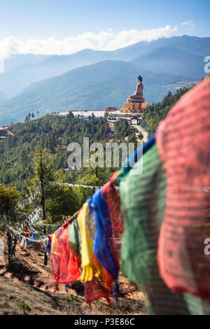 169 piedi di altezza in bronzo statua di Buddha brilla luminoso nelle ore diurne dal punto di vista Foto Stock