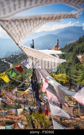 169 piedi di altezza in bronzo statua di Buddha brilla luminoso nelle ore diurne dal punto di vista Foto Stock