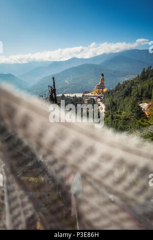 169 piedi di altezza in bronzo statua di Buddha brilla luminoso nelle ore diurne dal punto di vista Foto Stock