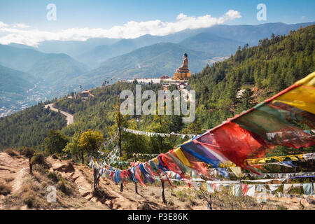 169 piedi di altezza in bronzo statua di Buddha brilla luminoso nelle ore diurne dal punto di vista Foto Stock