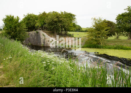 Una sezione del canale di Lancaster e bloccare a Tewitfield serrature della Cumbria/Lancashire confine. Ci sono una serie di blocchi che qui non sono più di noi Foto Stock