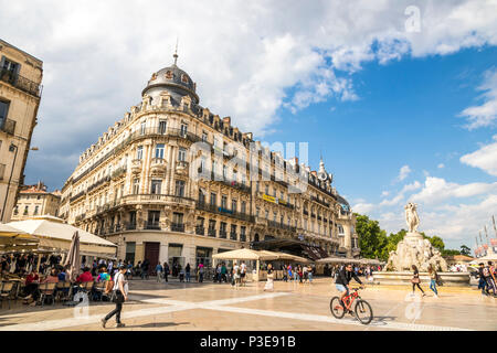 Montpellier, Francia. La Place de la Comedie, una storica piazza, con la fontana delle Tre Grazie e il Le Scaphandrier edificio Foto Stock