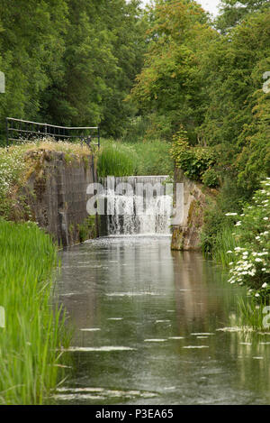 Una sezione del canale di Lancaster e bloccare a Tewitfield serrature della Cumbria/Lancashire confine. Ci sono una serie di blocchi che qui non sono più di noi Foto Stock