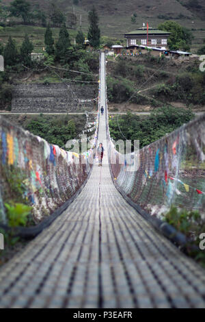 Il pazzo di sospensione lungo ponte costruito su pho chhu river in Punakha Foto Stock