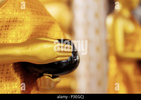 Mano di Buddha alms nel tempio. Foto Stock