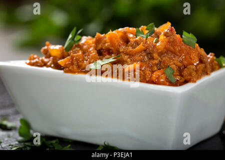 Zacusca - rumeno propagazione vegetale, con pesce, melanzane arrosto, cipolle di pasta di pomodoro, e arrosto di peperoni rossi Foto Stock