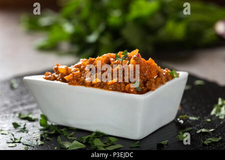 Zacusca - rumeno propagazione vegetale, con pesce, melanzane arrosto, cipolle di pasta di pomodoro, e arrosto di peperoni rossi Foto Stock