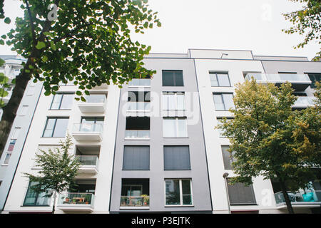 Il solito edificio residenziale a Berlino in Germania Foto Stock