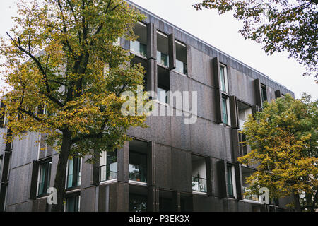 Il solito edificio residenziale a Berlino in Germania Foto Stock