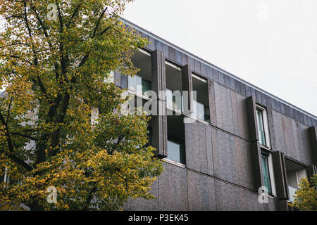 Il solito edificio residenziale a Berlino in Germania Foto Stock