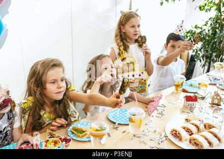 Ragazza decorazioni di compleanno. Impostazione tabella con dolci, bevande e gadget di partito. Foto Stock