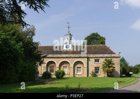 Xviii secolo il blocco stabile, parte di Wollaston Hall Estate, ora occupati da Scott Bader, global Chemical Company; Northamptonshire, Regno Unito Foto Stock