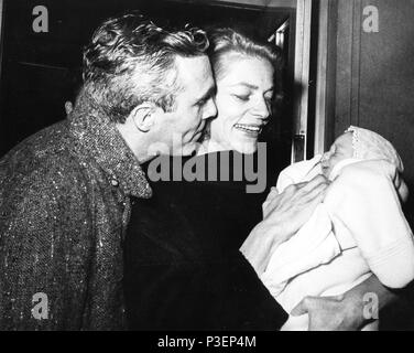 Laurell bacall, Jason robards lasciare il new york ospedale con suo figlio sam, 1965 Foto Stock