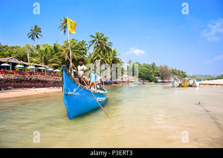 BAGA, India - 23 febbraio : scena quotidiana sul delta del fiume Baga, pescatori nella loro pesca barca tradizionale. Febbraio 23. 2009 in Calangute, ,Goa, Foto Stock