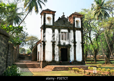 Molto vecchia chiesa nella vecchia città di Goa, stato di Goa, India Foto Stock