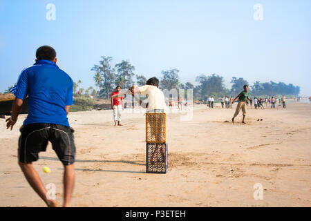 GOA, India - 1 marzo.: Indiana Beach Cricket sui principali Arambol Beach, 1 marzo. 2009. , Goa , India Foto Stock