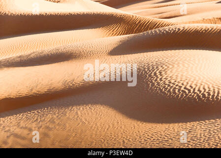 Paesaggio Astratto nelle dune di sabbia del deserto del Sahara, sud della Tunisia Foto Stock