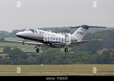 Un Cessna 525B Citation Jet Cj3, registrate in Guernsey come 2-RBTS, decollo dall'aeroporto London Luton. Un corporate business jet. Foto Stock