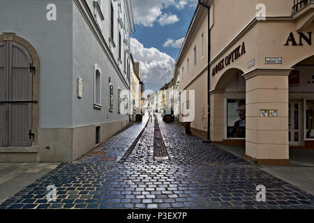 Stradina del centro storico di Szekesfehervar.il suo intimo di vecchio stile le strade e gli edifici sono popolari attrazioni turistiche Foto Stock