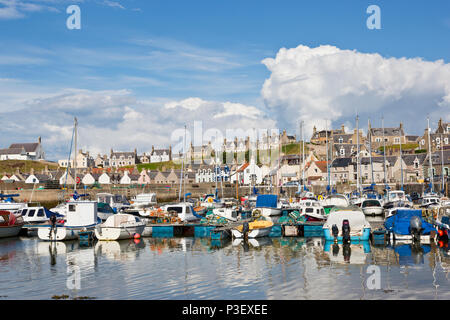 Vista sul Porto a Findochty sul Moray Firth in Scozia Foto Stock