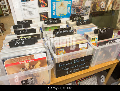 Raccolta display LP in vinile record all'interno di centro di antiquariato, Marlesford Mill, Suffolk, Inghilterra, Regno Unito Foto Stock