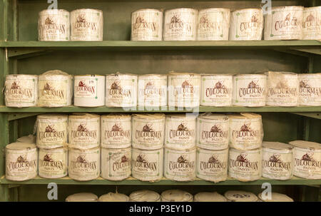 Ripiani di barattoli di vernici Colorman all'interno di centro di antiquariato, Marlesford Mill, Suffolk, Inghilterra, Regno Unito Foto Stock