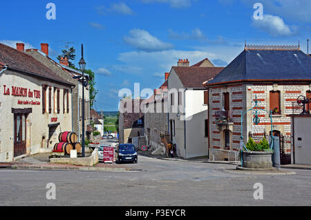 Piazza della chiesa Vosne-Romanée, Cote d'Or Borgogna, Francia Foto Stock