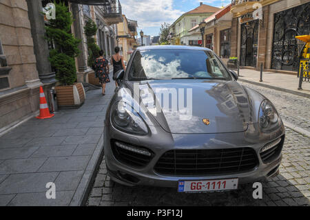 Una Porsche parcheggiata in strada. Fotografato a Batumi, Georgia Foto Stock