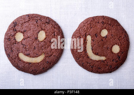 In casa i fiocchi d'avena i cookie nel cesto di vimini sulla vecchia tabella sfondo. Cibo sano concetto di snack. Copia dello spazio. Foto Stock