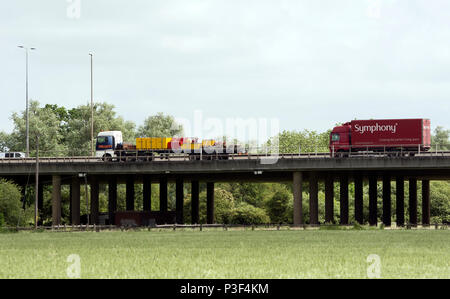 Sezione in alzata dell'autostrada M1 nei pressi di Lilbourne, Northamptonshire, England, Regno Unito Foto Stock