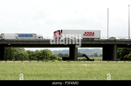 Sezione in alzata dell'autostrada M1 nei pressi di Lilbourne, Northamptonshire, England, Regno Unito Foto Stock