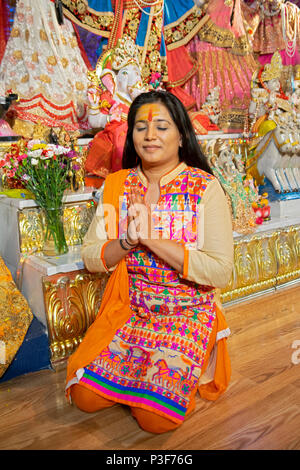 Ritratto di un adoratore indù e pundit all'altare al tempio Shri Lakshmi Narayan Mandir a Richmond Hill, Queens, New York. Foto Stock