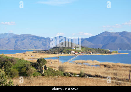 Isola di Agios Achilios nel lago piccolo Prespes Foto Stock