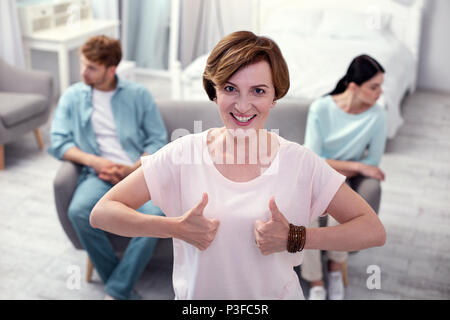 Felice bella donna che mostra segni ok Foto Stock