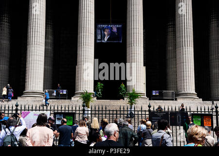 Settantacinquesimo anniversario compleanno del francese rock and roll cantante Johnny Hallyday da celebrare i suoi fan - La Chiesa de La Madeleine - Parigi - Francia Foto Stock