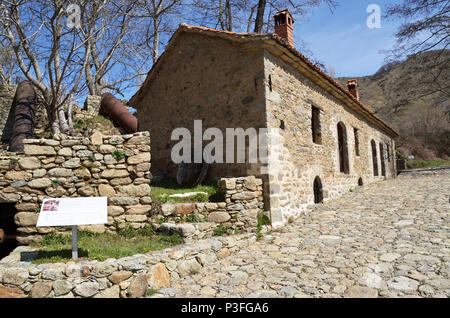 AGIOS GHERMANOS, GRECIA- Marzo 28, 2016:Il mulino di Aghios Ghermanos è stato rinnovato e aperto al pubblico. Il mulino ha vinto anche il 2016 Europa Nostra award Foto Stock