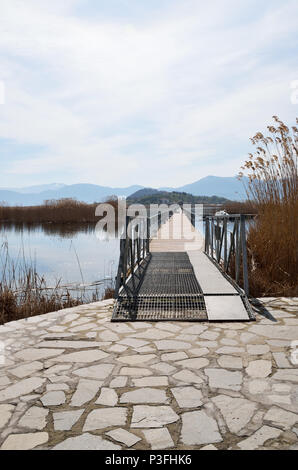 La passerella di Agios Achilios isola nel lago Prespa minore Foto Stock